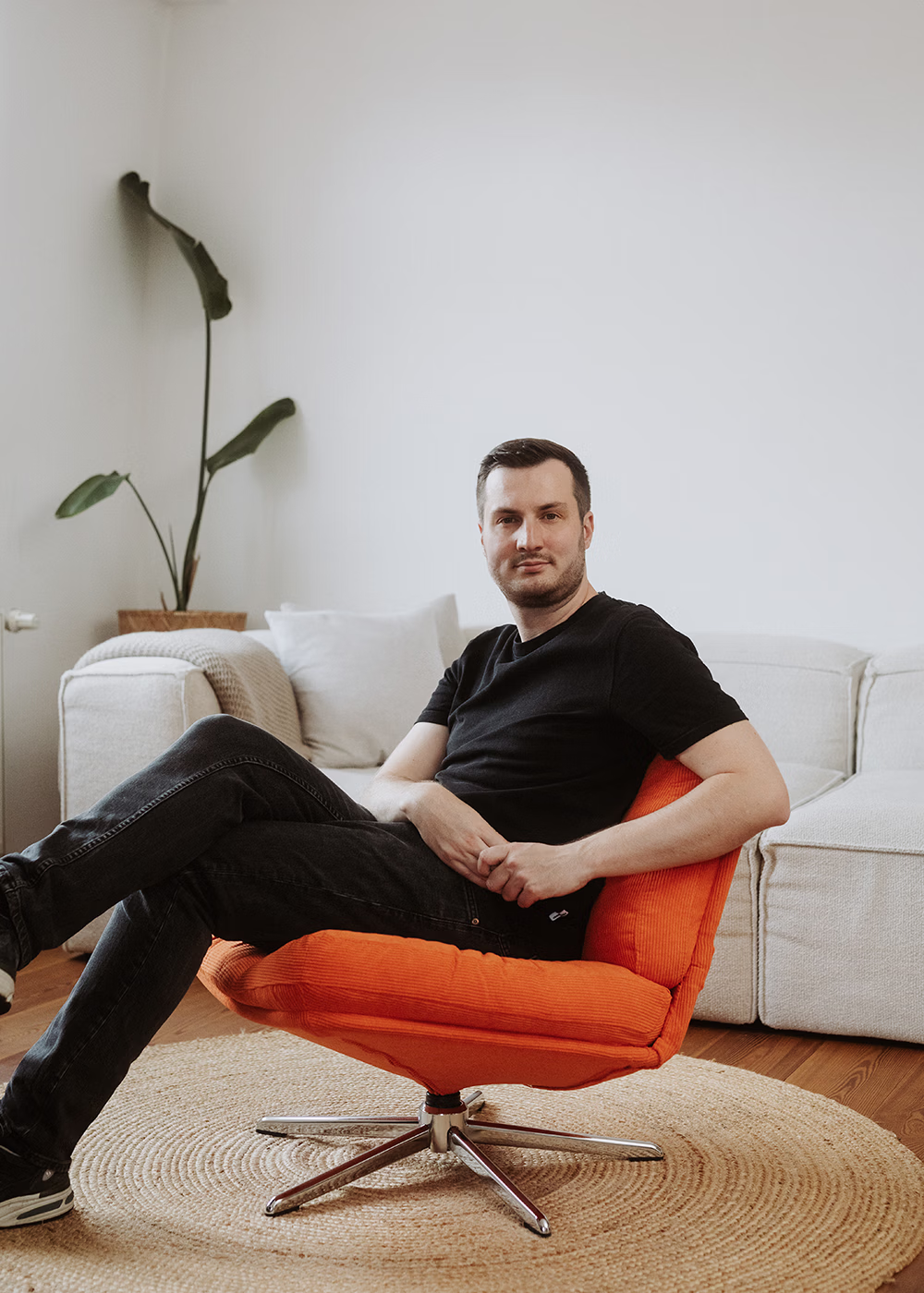 Peter Falkenberg im orangen Sessel in seinem Studio