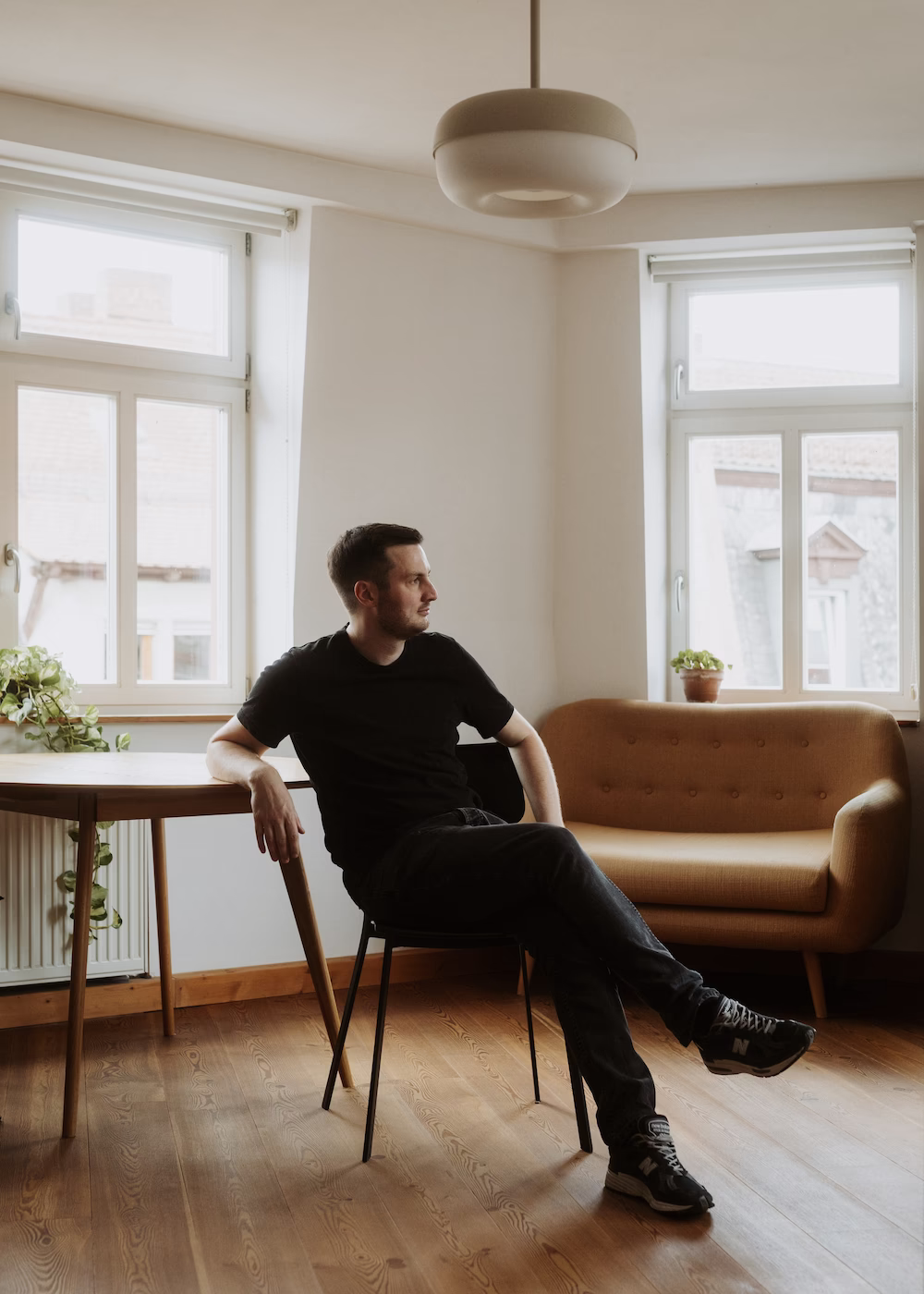 Peter Falkenberg am Besprechungstisch in seinem Studio